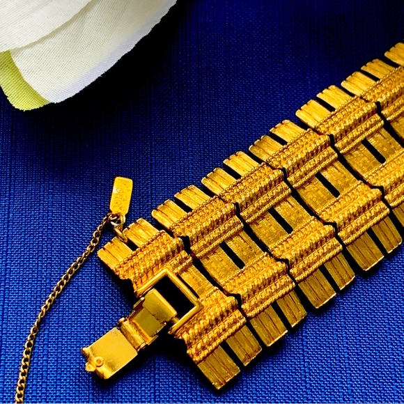 Vintage Monet Bold Dramatic Gold-tone Bracelet. - Picture 2 of 9